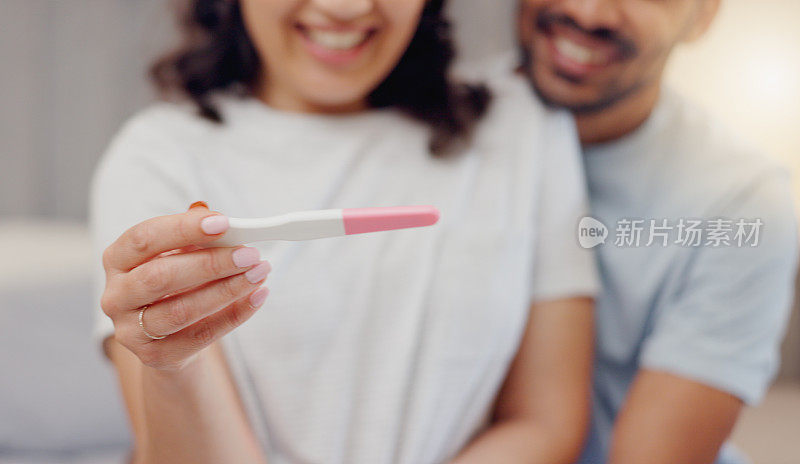 兴奋的夫妇，手和阳性怀孕测试孕妇，开始或家庭在家里。幸福的男人和怀孕的女人微笑为父母，早晨或好消息或结果在卧室的特写
