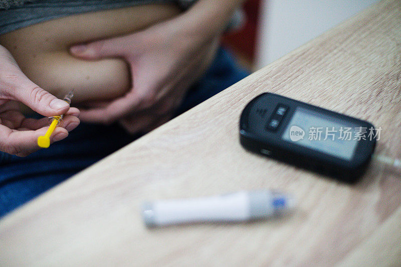 糖尿病成瘾妇女给注射器注射人胰岛素