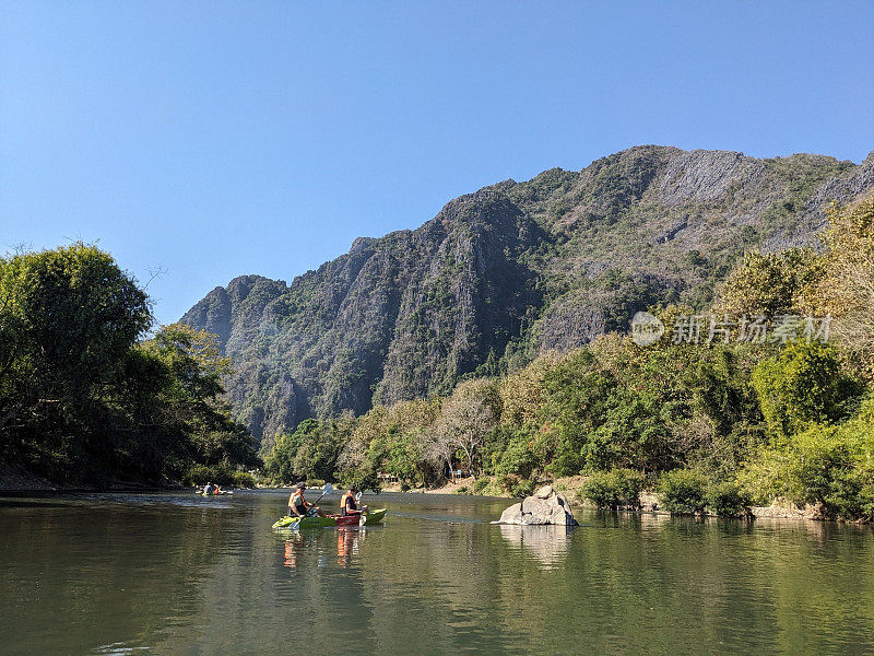 南宋河在老挝的旺荣。美丽的皮划艇之旅，在巨大的山脉和美丽的大自然旁边。Holday时间