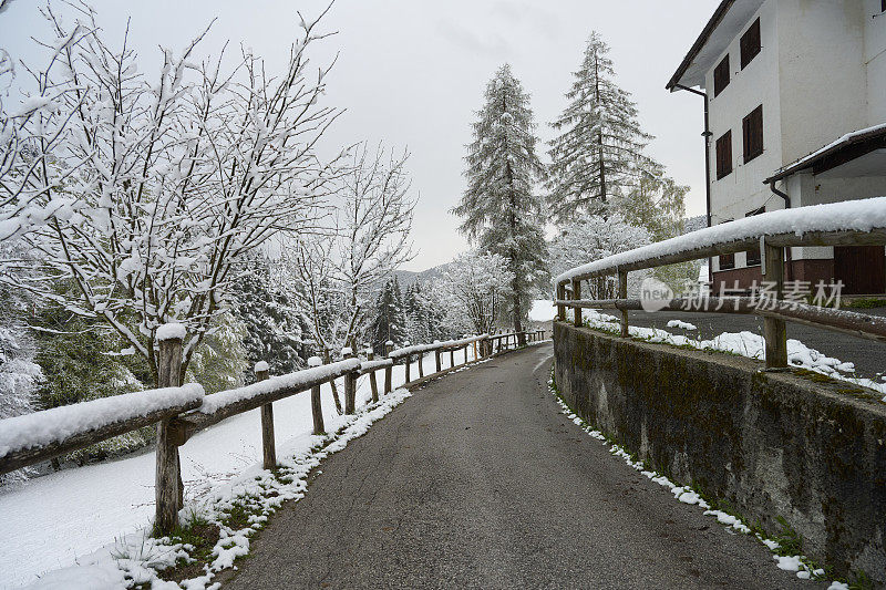 雪山边的传统房屋