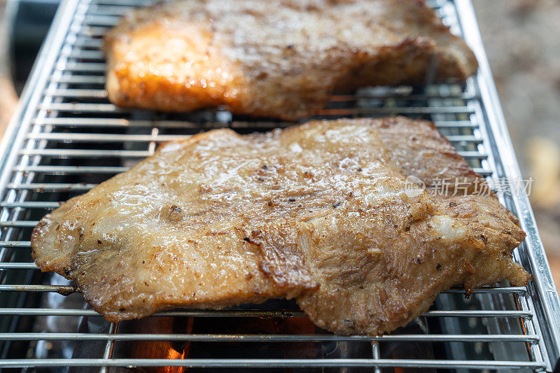 野餐时用煤气炉和火焰烤、烤猪颈肉，这是不利于健康的食物。但是好味道是很多人喜欢的。