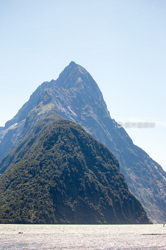 新西兰:米尔福德湾的尖顶峰