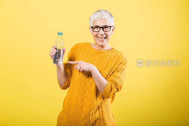 迷人的女士展示瓶子