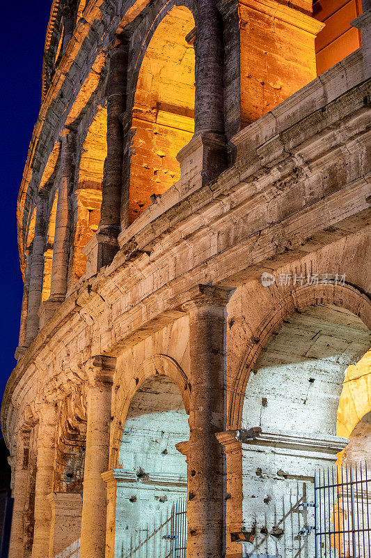 罗马斗兽场的拱门和圆柱的夜景