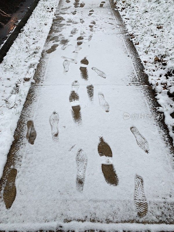 雪地上的脚印