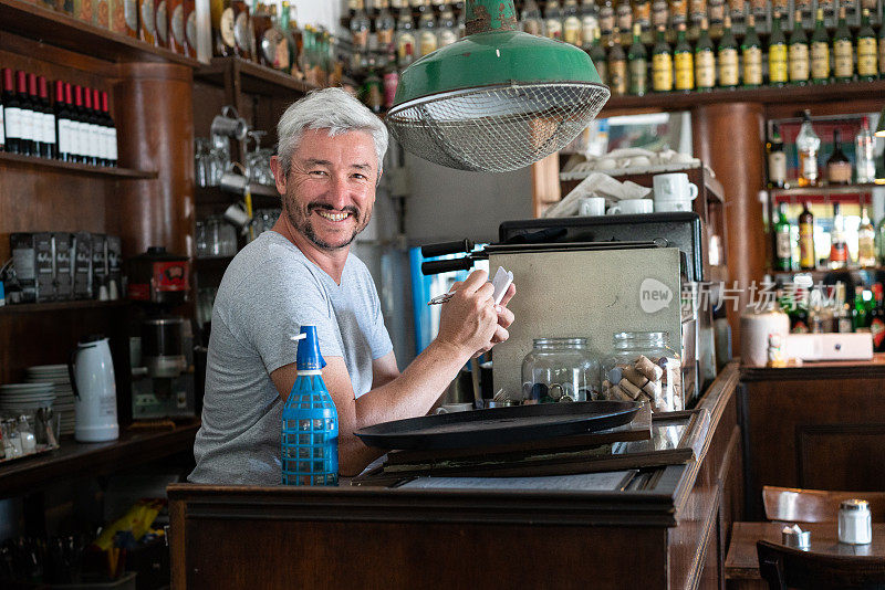 一个服务生拿着一个典型的阿根廷酒吧的肖像