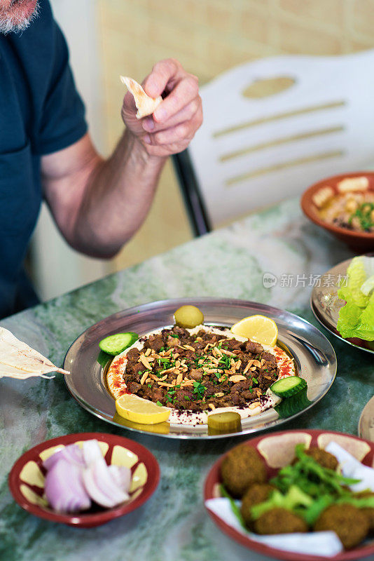 鹰嘴豆泥配肉和阿拉伯食物的人