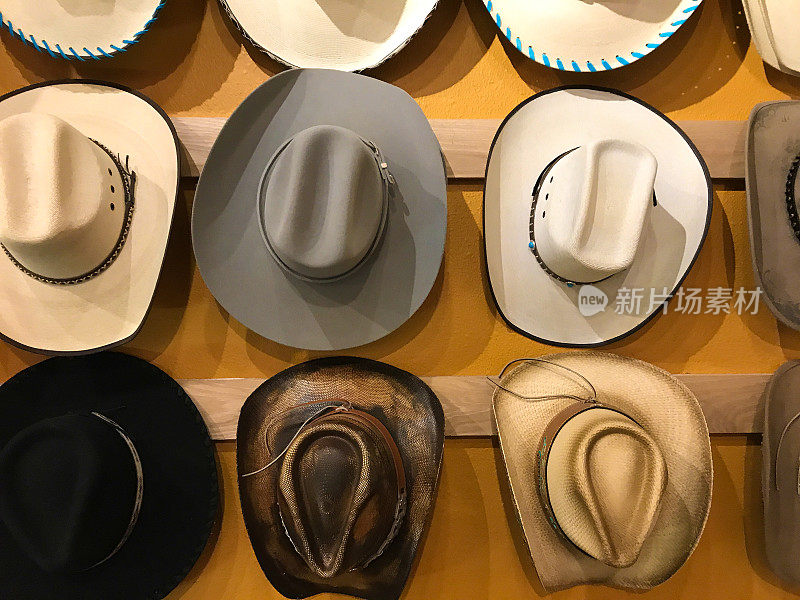 复古牛仔帽挂，充满活力的黄色背景