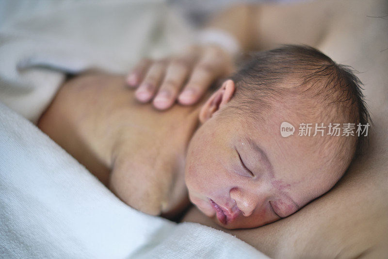 新出生的日裔美国婴儿肌肤与母亲