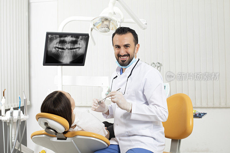 男牙医和女牙医在牙医办公室的照片