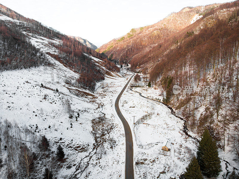 鸟瞰雪山中的荒野公路