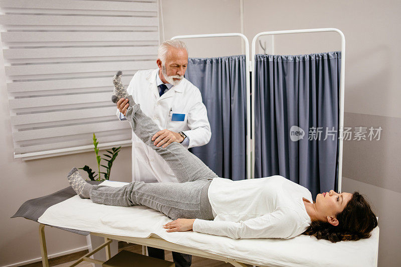 妇女在治疗师的腿部检查