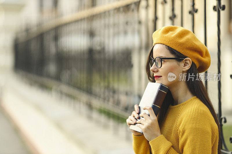 焦虑的女学生思考