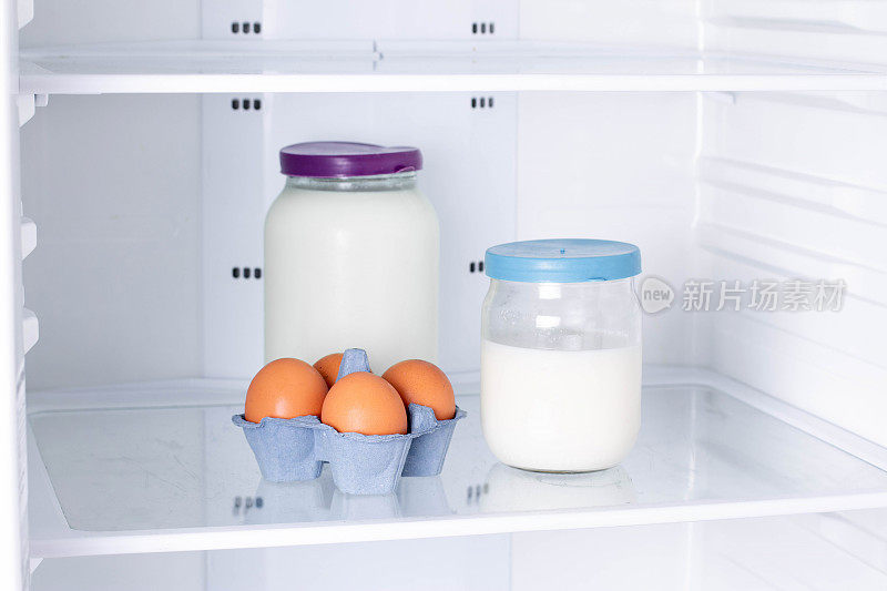 鸡蛋和牛奶在冰箱里