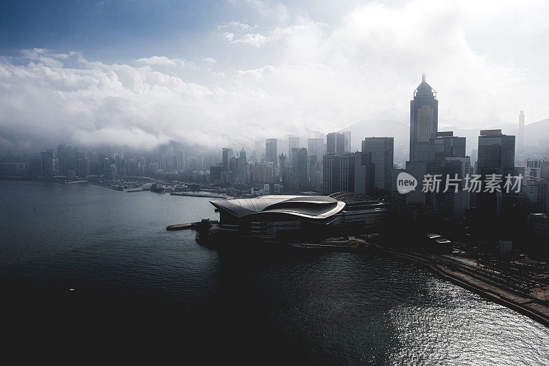 无人机拍摄大雾弥漫的香港