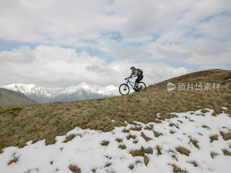 山地车骑下雪山线