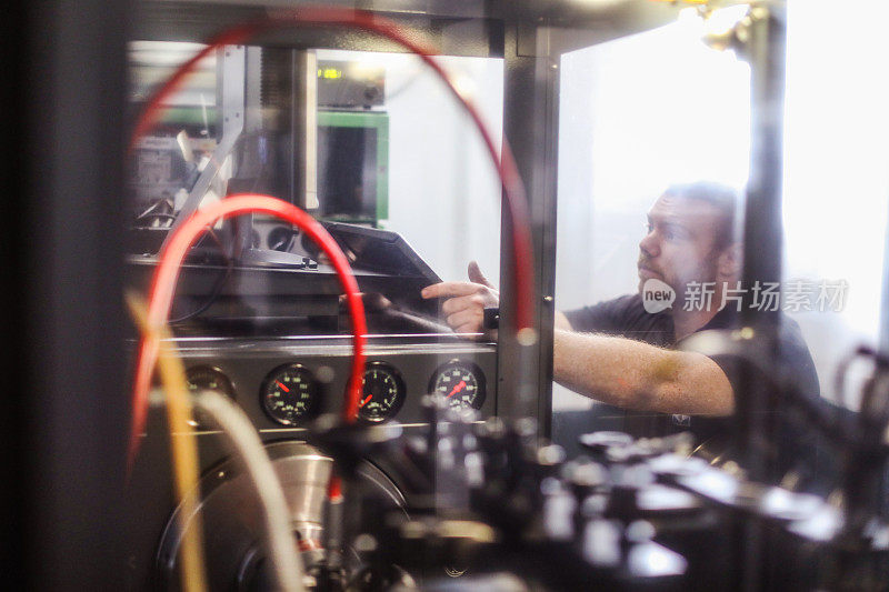 在实验室里研究发动机部件的柴油技术员。