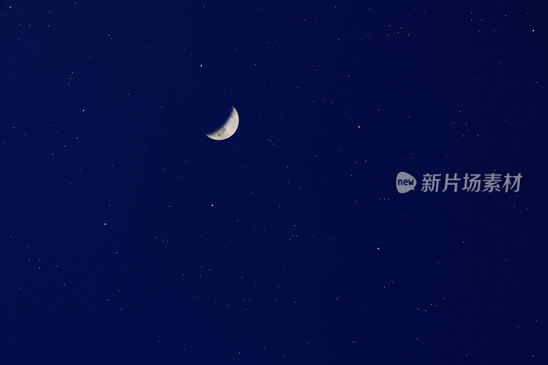 新月和许多星星