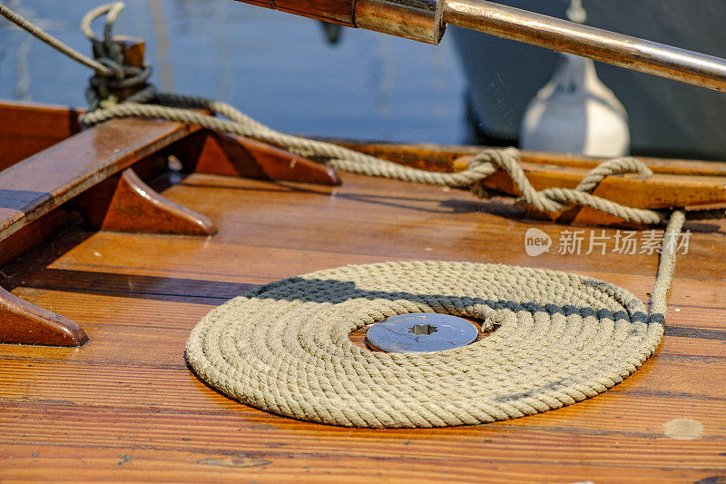 在港口的一艘古典帆船上的一卷系泊绳