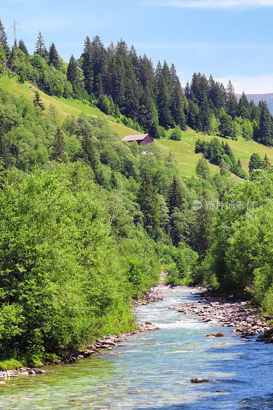奥地利泰洛的吉勒塔格的格洛斯山谷。流流动。