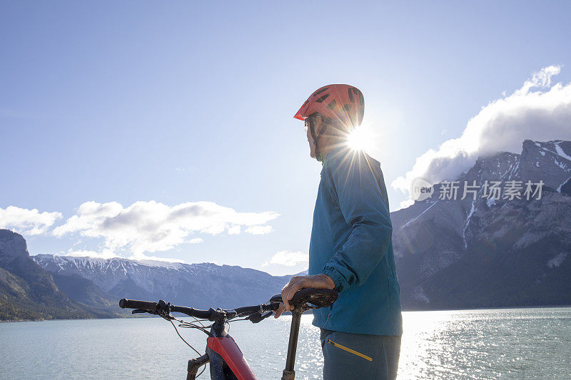 山地电动摩托车在湖边放松