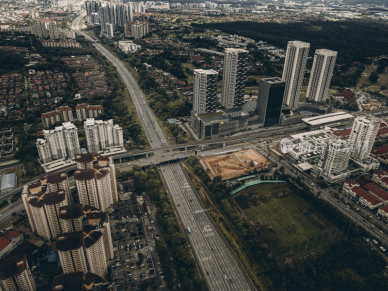 无人机视角的damansar，花瓣查亚马来西亚的观点与南北公路和桥梁