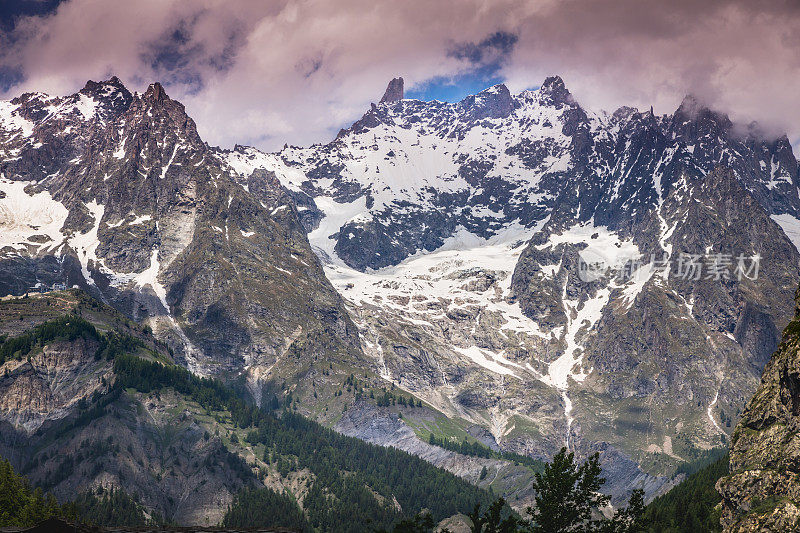 白雪皑皑的登特杜Géant，勃朗峰和冰川-意大利阿尔卑斯山边