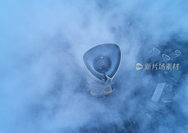 在同温层云的早晨俯瞰上海摩天大楼，中国