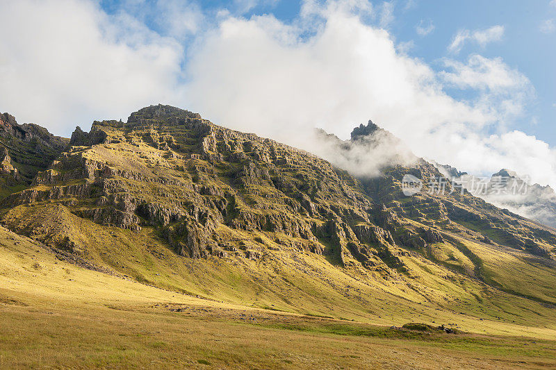 冰岛南部海岸火山山脉的夏季