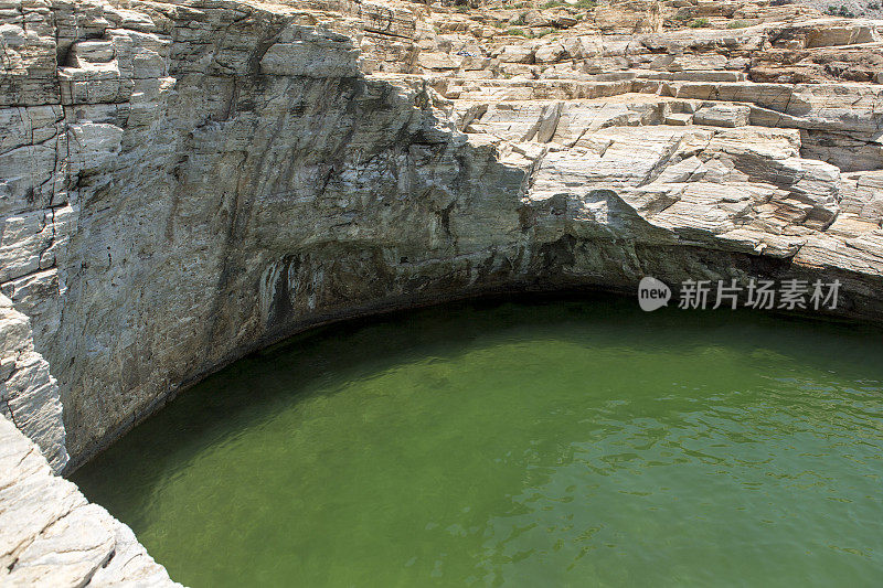 希腊卡瓦拉萨索斯岛的吉奥拉泻湖自然岩层