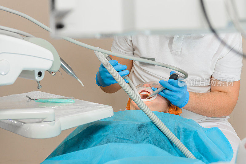 病人去看牙医，了解牙科用超声波清洗牙齿的程序。