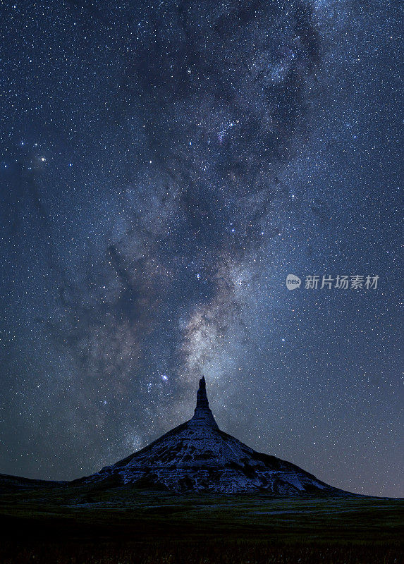 美国内布拉斯加州烟囱岩上方的星空