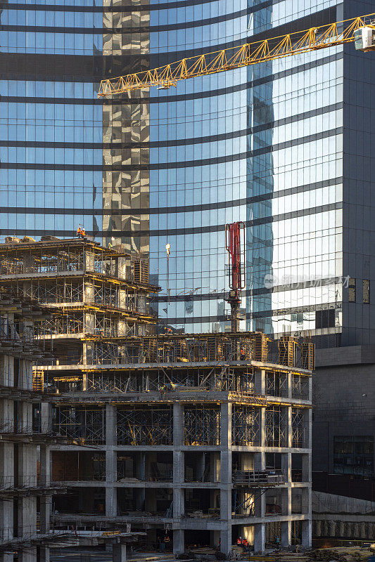 在建的高层建筑和起重机