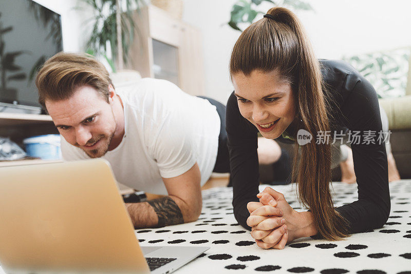 年轻的白种夫妇在家健身