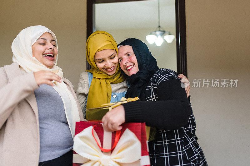 拥抱接受礼物的穆斯林妇女