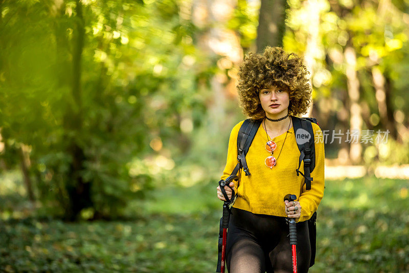 独自在森林里徒步旅行的女性