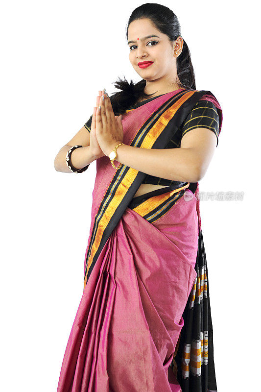 年轻的印度妇女在传统纱丽