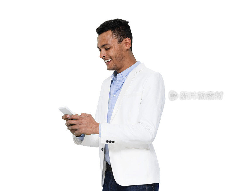 非裔美国男性穿着衬衫站在白色背景前使用手机