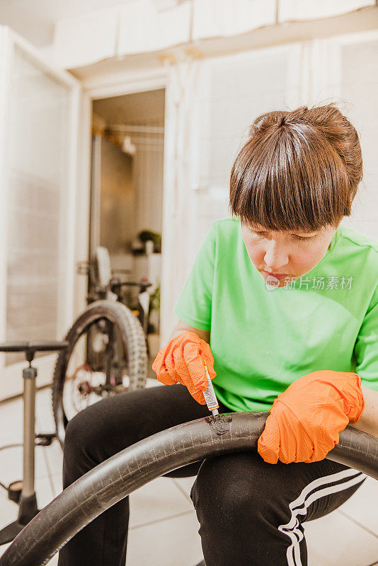 一个女人正在修理一个漏气的轮胎