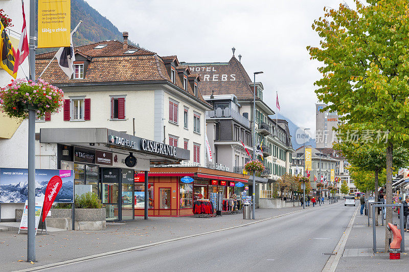 因特拉肯是瑞士著名的旅游胜地，当地的商业场景和零售商店位于市中心的车站路