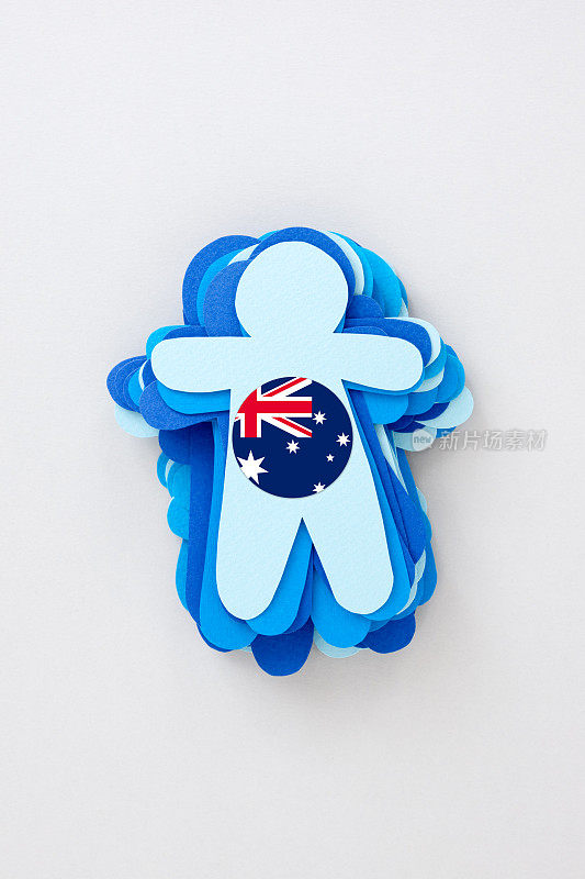 一堆戴着澳大利亚国旗的蓝小子