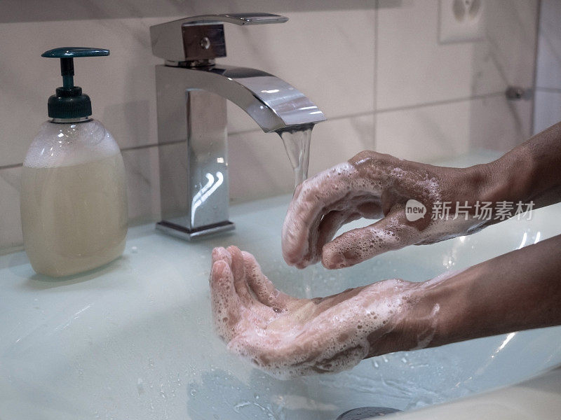预防冠状病毒大流行时用肥皂、温水、搓手指，经常洗手或使用洗手液凝胶