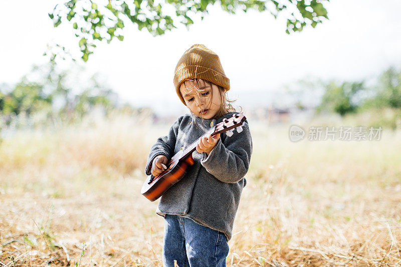 小女孩在弹吉他