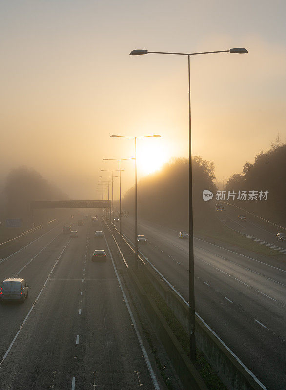 秋雾中的M40高速公路