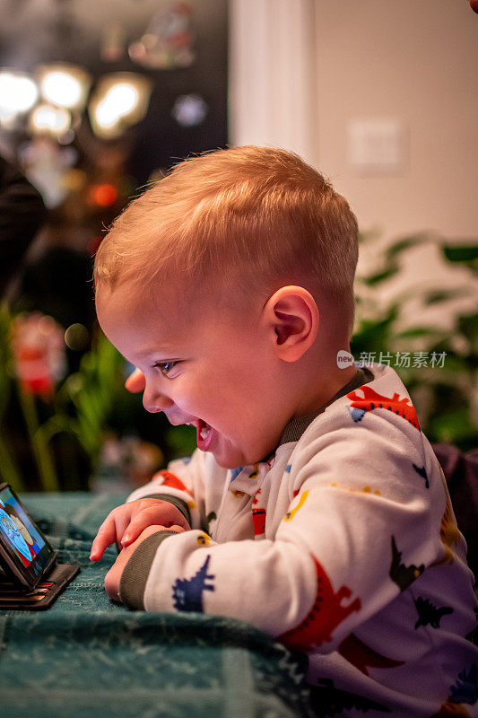 蹒跚学步的孩子有一个美好的时间与他的祖父。