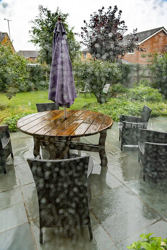 下雨天透过天井门看到的后花园