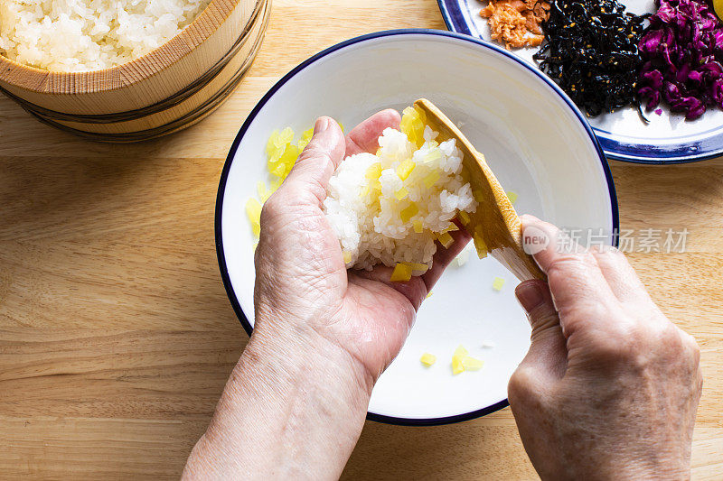 这是一种用各种材料做成的五颜六色的日本饭团