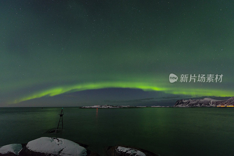 北极光挪威北部夜空中的北极光