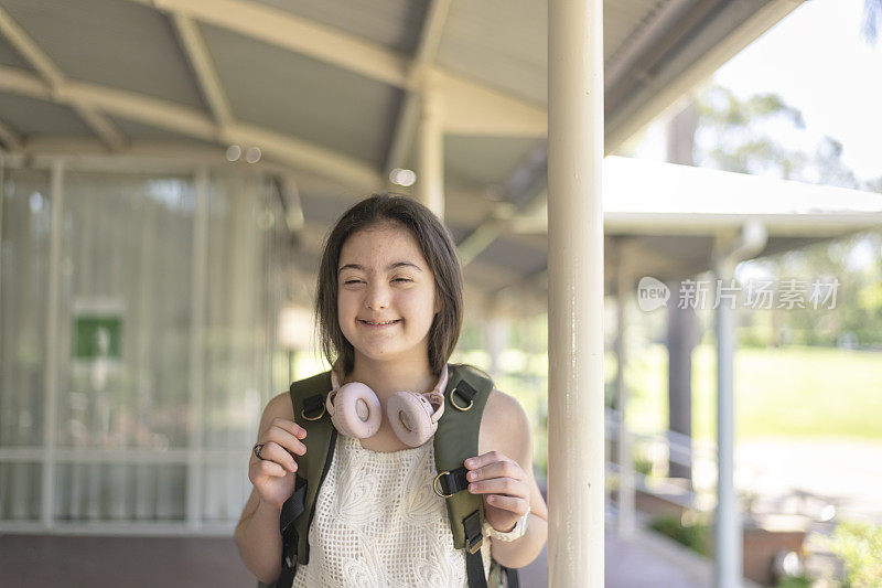 美丽的女孩与唐氏综合症微笑和看镜头