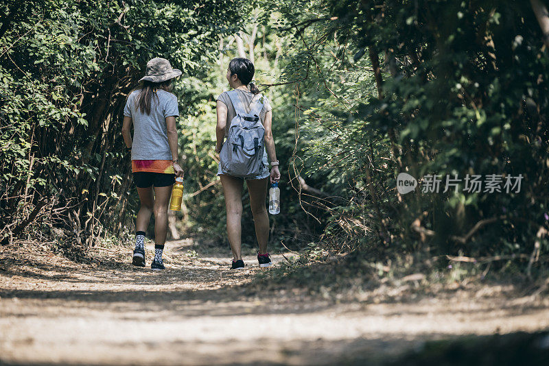 两个亚洲女人在台湾户外徒步旅行